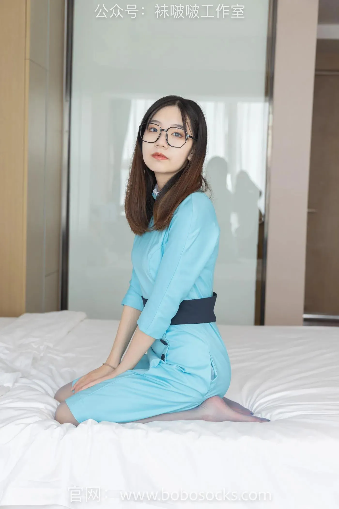 [BoBoSocks袜啵啵]NO.105 小甜豆-空姐制服、高跟鞋、蓝色丝袜 [140P]插图4